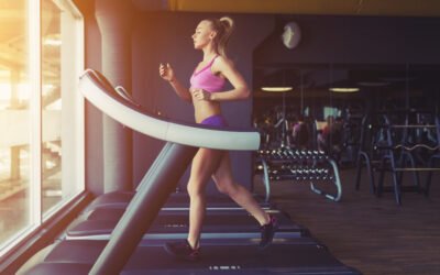 Correre sul tapis roulant o all’aperto: quali differenze cambiano davvero l’allenamento
