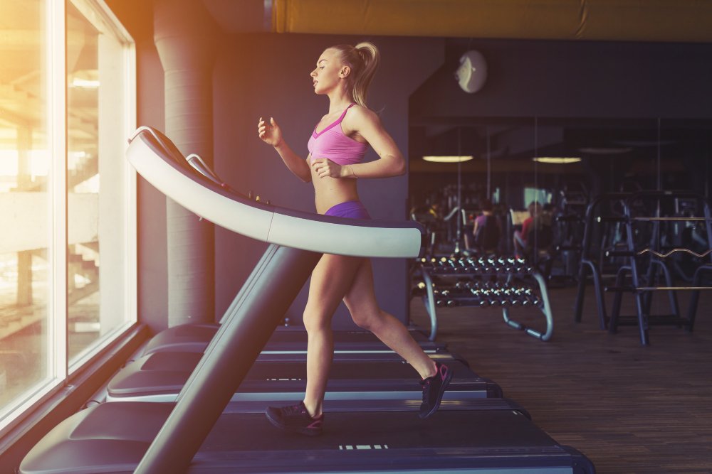 Correre sul tapis roulant o all’aperto: quali differenze cambiano davvero l’allenamento